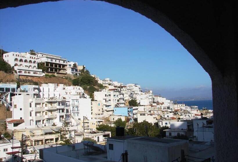اتاق لوکس با چشم‌انداز دریا, Gioma