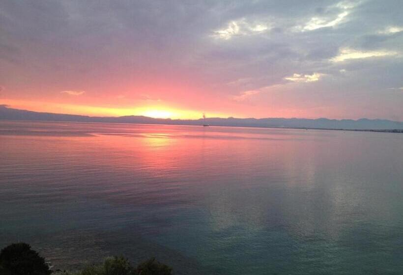 اتاق خانوادگی با چشم‌انداز دریا, Messinian Bay
