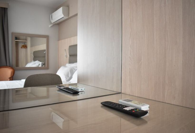 اتاق استاندارد یک نفره, Anemoni Piraeus
