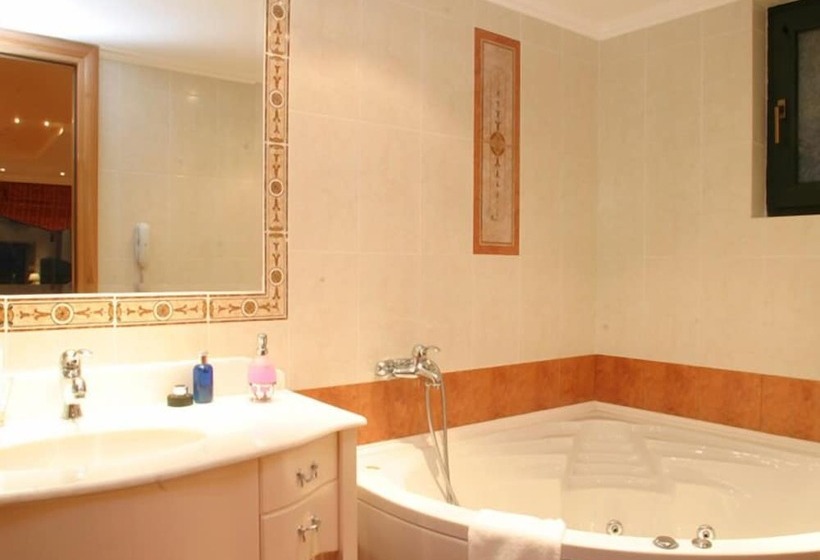 سوییت با چشم‌انداز جانبی دریا, Nefeli Hotel Alimos