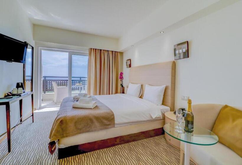 اتاق اساندارد با چشم‌انداز جانبی به دریا, Olympian Bay Grand Resort