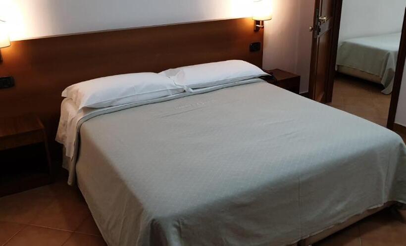 Economy Quadruple Room, Grand Hotel Pavone