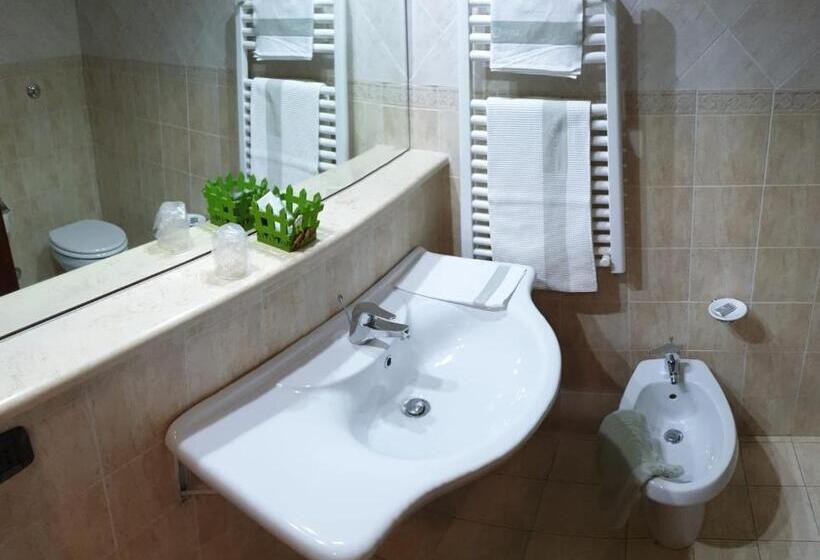 Economy Quadruple Room, Grand Hotel Pavone