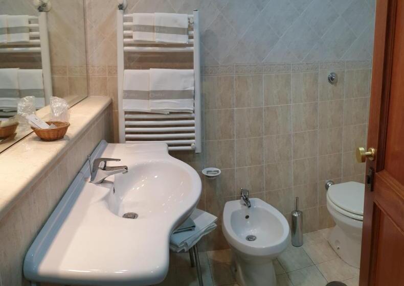 Economy Quadruple Room, Grand Hotel Pavone