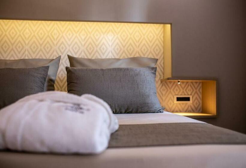 سوییت جونیور لوکس, Corte Rosada
