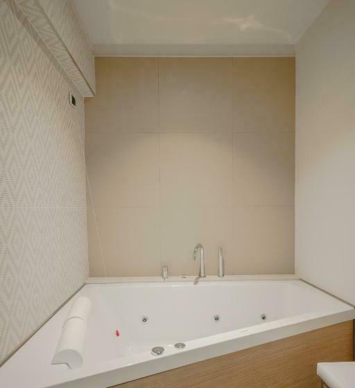 سوییت جونیور لوکس, Corte Rosada