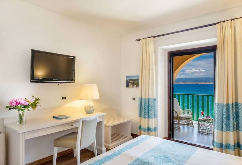 Standard Triple Room Sea View, Dei Pini