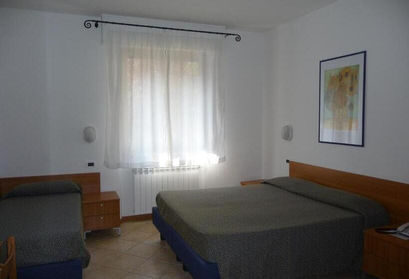 اتاق استاندارد سه تخته با سرویس بهداشتی مشترک, La Toscana