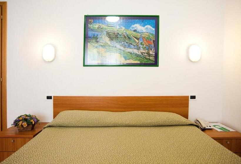 اتاق استاندارد چهار تخته, La Toscana