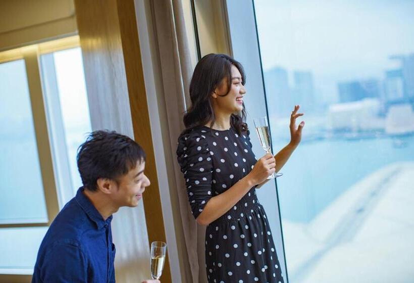 Deluxe Suite King Bed, Renaissance Hong Kong Harbour View