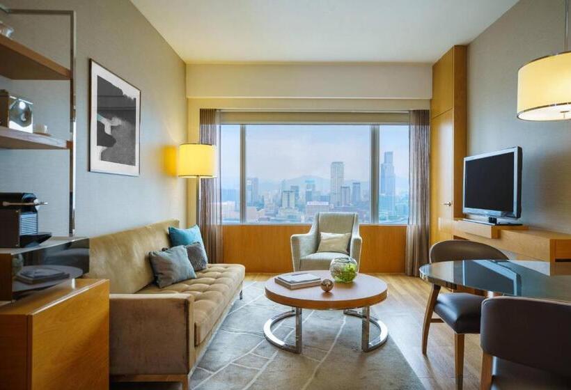 Suite Superior, Renaissance Hong Kong Harbour View