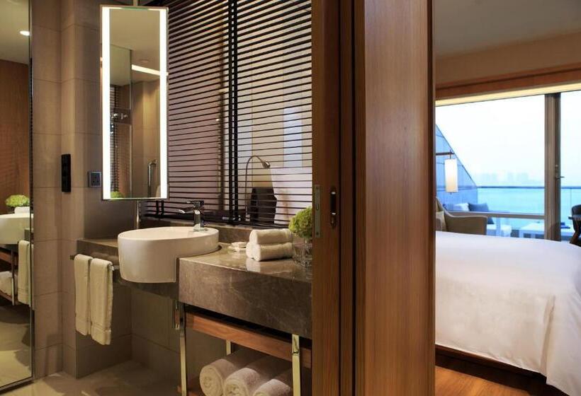 Standard Interior Room, Renaissance Hong Kong Harbour View