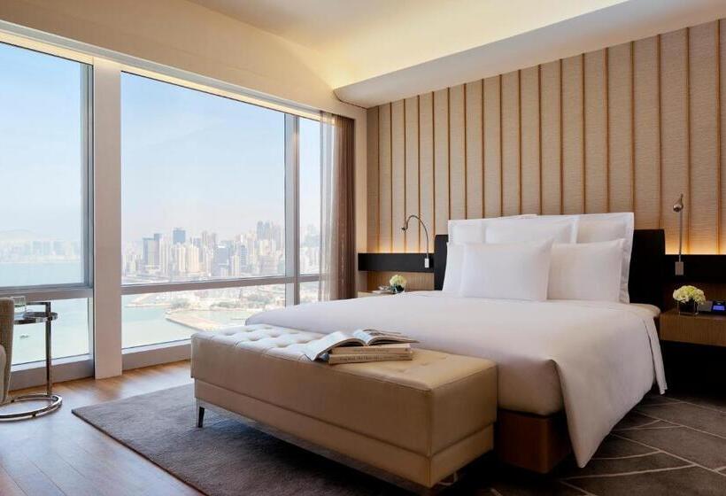 Suite Deluxe Lit King Size, Renaissance Hong Kong Harbour View