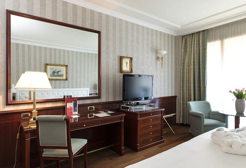 سوییت جونیور, Royal Hotel Carlton