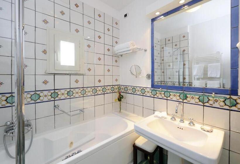اتاق اساندارد با چشم‌انداز جانبی به دریا, Santa Caterina