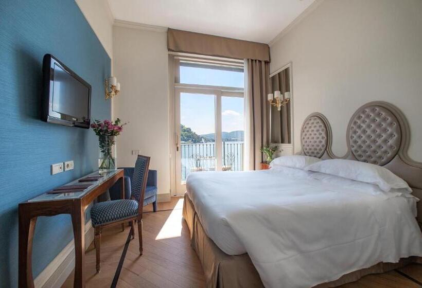 Superior room with lake view, Villa Flori