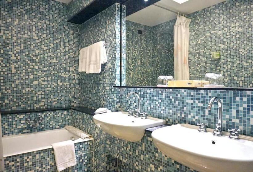 اتاق استاندارد سه تخته با چشم‌انداز باغ, Villa Las Tronas Hotel & Spa