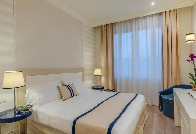 家庭间, Grand Hotel & Riviera