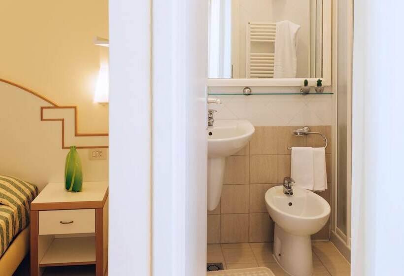 اتاق استاندارد سه نفره, Albergo Punta De L'est