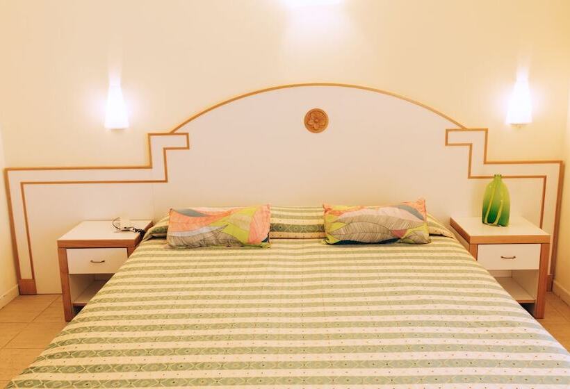اتاق استاندارد سه نفره, Albergo Punta De L'est