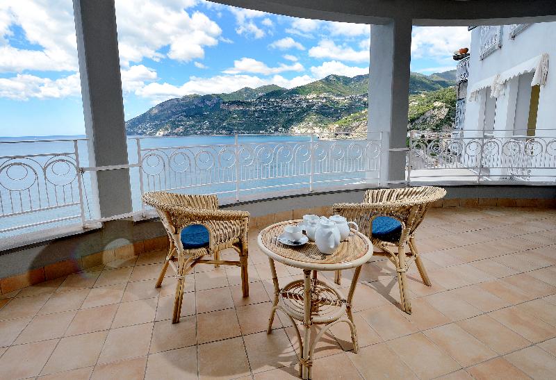 اتاق خانوادگی با چشم‌انداز دریا, Club Due Torri