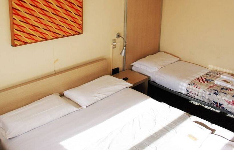 اتاق استاندارد سه نفره, Colombo