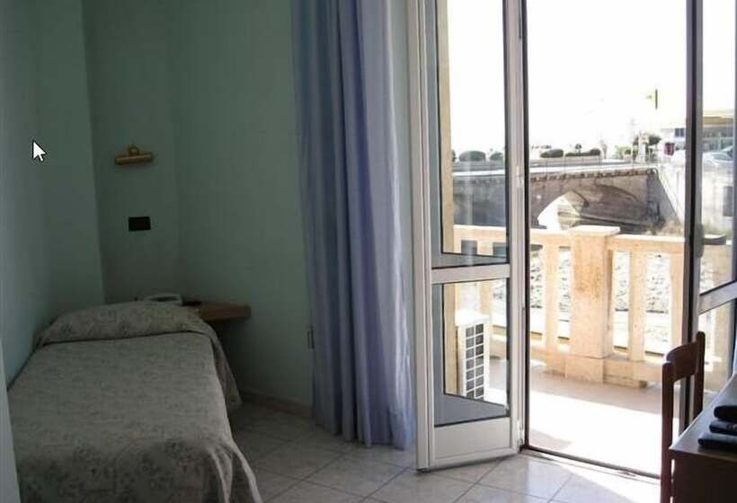 Standard Single Room, Corallo