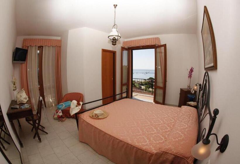 اتاق استاندارد سه نفره, Lo Scirocco