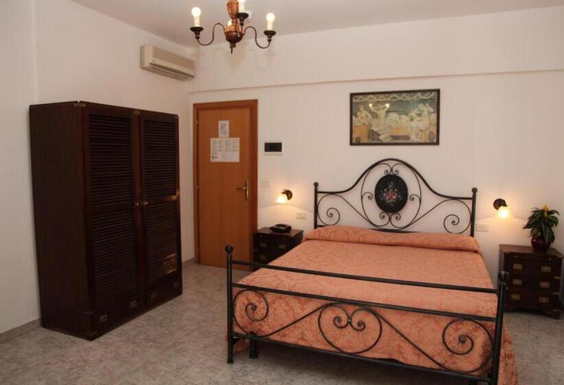 اتاق استاندارد سه نفره, Lo Scirocco