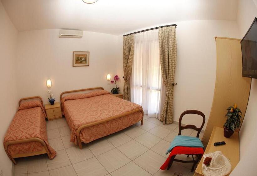 اتاق استاندارد سه نفره, Lo Scirocco