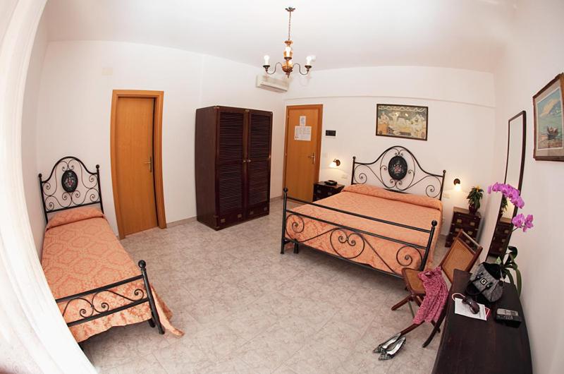 اتاق استاندارد سه نفره, Lo Scirocco