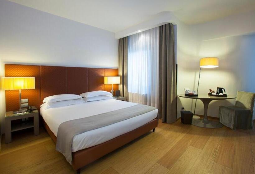 آپارتمان یک خوابه با دری مشترک که هال را جدا می کند., Starhotels Michelangelo Florence