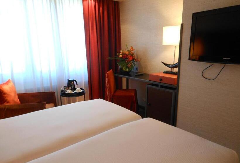 آپارتمان یک خوابه با دری مشترک که هال را جدا می کند., Starhotels Michelangelo Florence