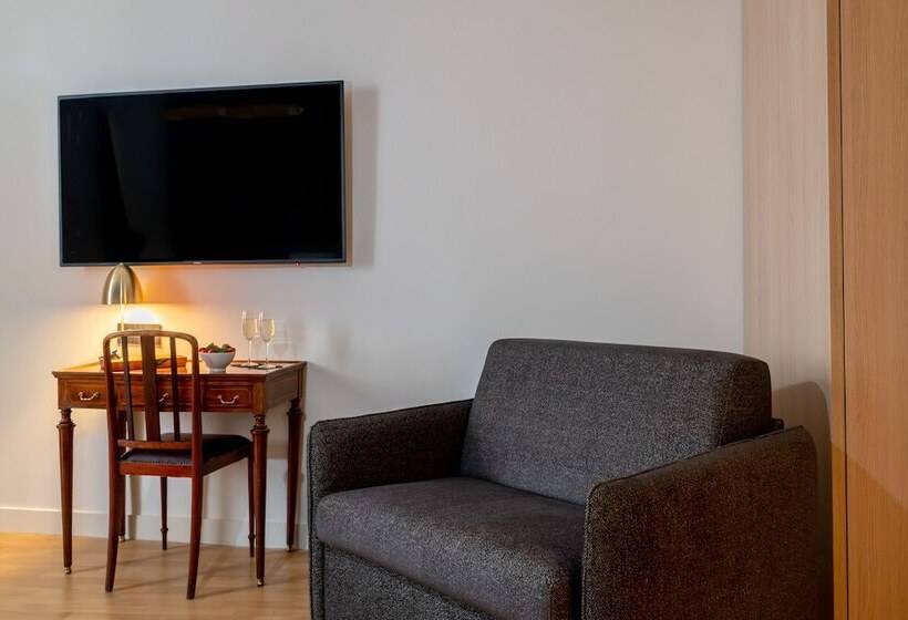 اتاق خانوادگی, 9hotel Cesari