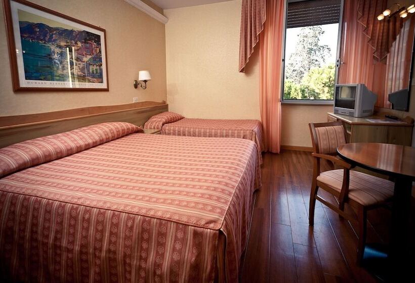 اتاق استاندارد سه نفره, Phi Hotel Ambra