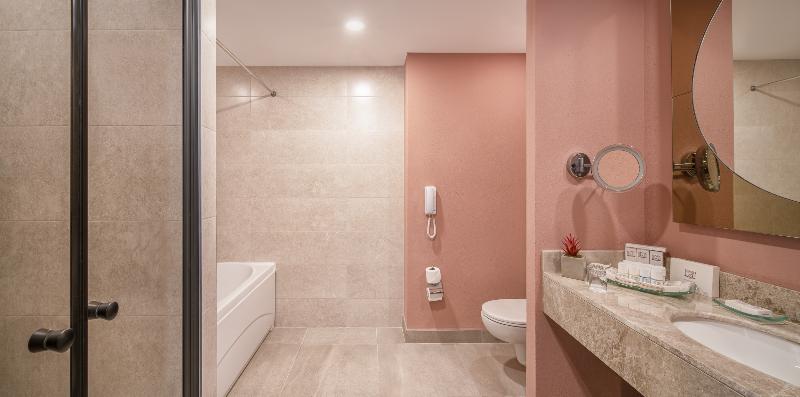 اتاق استاندارد سه نفره, Astoria Palace
