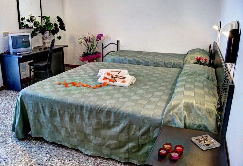 Economy Triple Room, Atlas