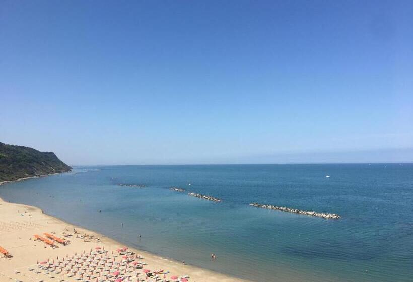 اتاق استاندارد با چشم‌انداز دریا, Baia Flaminia