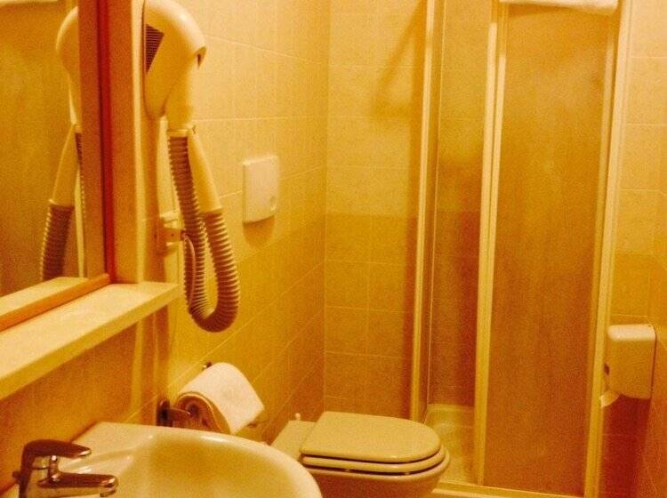 اتاق استاندارد سه نفره, Nouvel Hotel Des Bains