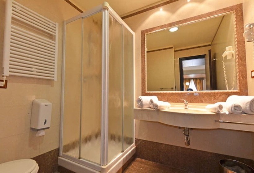 标准单人间, Grand Hotel Montesilvano