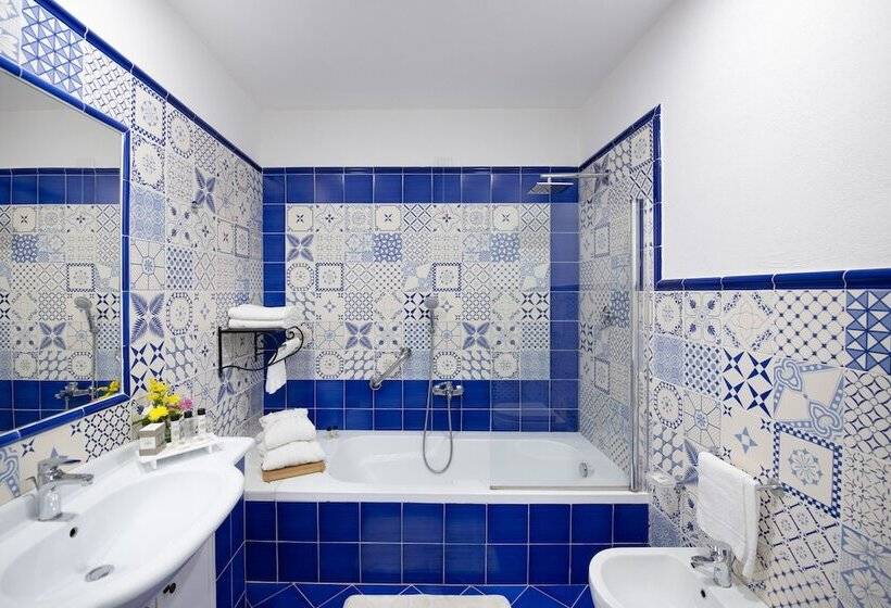 سوییت جونیور با چشم‌انداز دریا, Grand Hotel Tritone