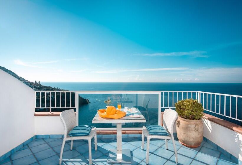 سوییت جونیور با چشم‌انداز دریا, Grand Hotel Tritone