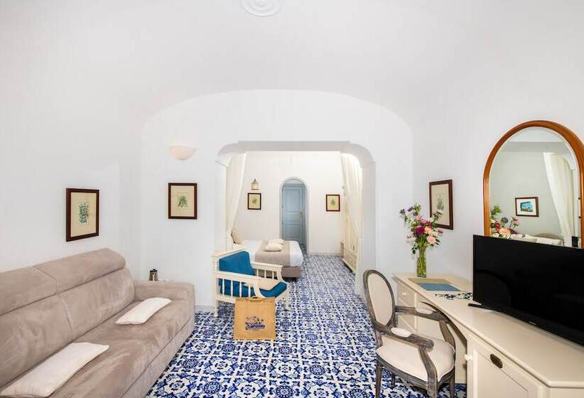 سوییت جونیور با چشم‌انداز دریا, Grand Hotel Tritone