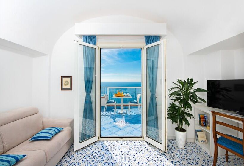 سوییت جونیور با چشم‌انداز دریا, Grand Hotel Tritone
