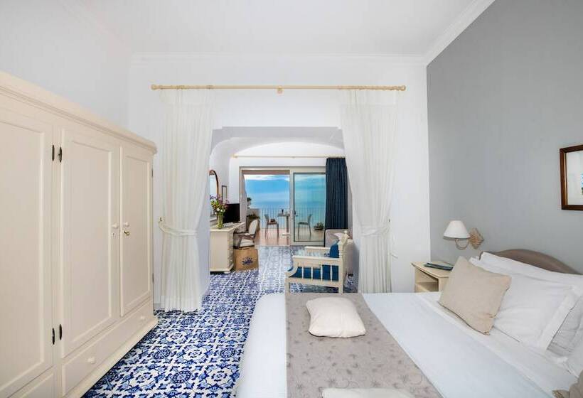 سوییت جونیور با چشم‌انداز دریا, Grand Hotel Tritone
