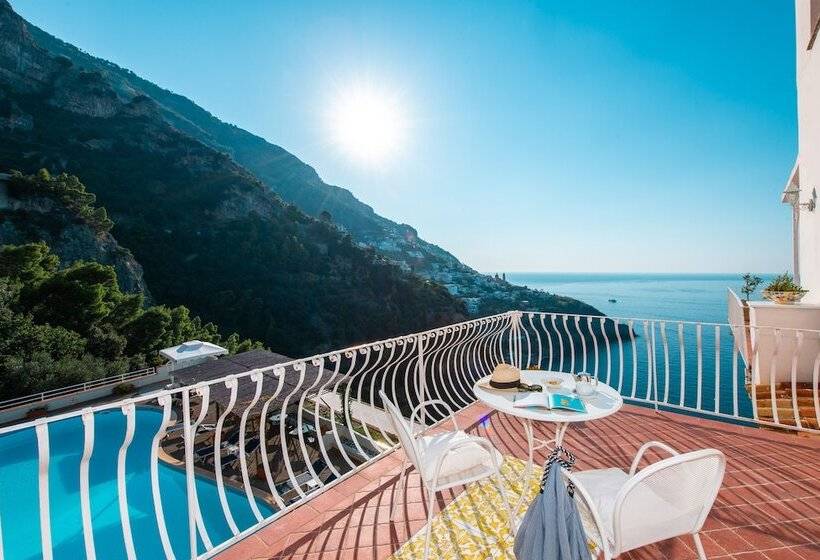 سوییت با چشم‌انداز دریا, Grand Hotel Tritone