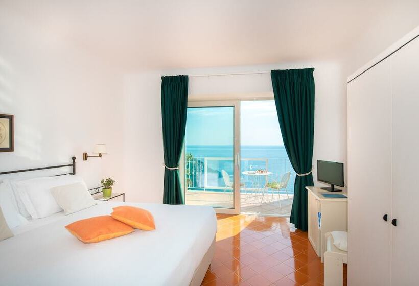 اتاق سه نفره دلوکس با چشم‌انداز دریا, Grand Hotel Tritone