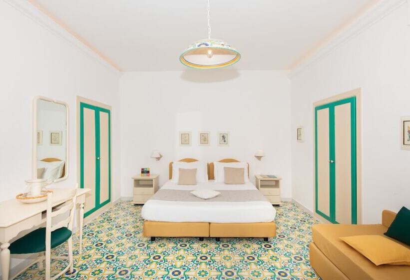 اتاق سه نفره دلوکس با چشم‌انداز دریا, Grand Hotel Tritone