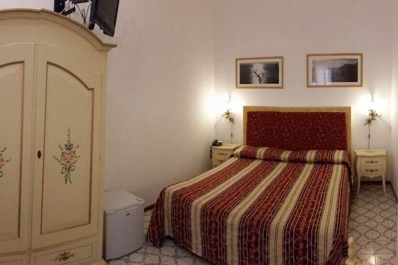 اتاق ساده سه‌ نفره, La Perla