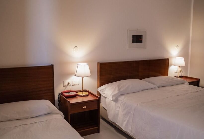 Standard Triple Room, Mediterraneo